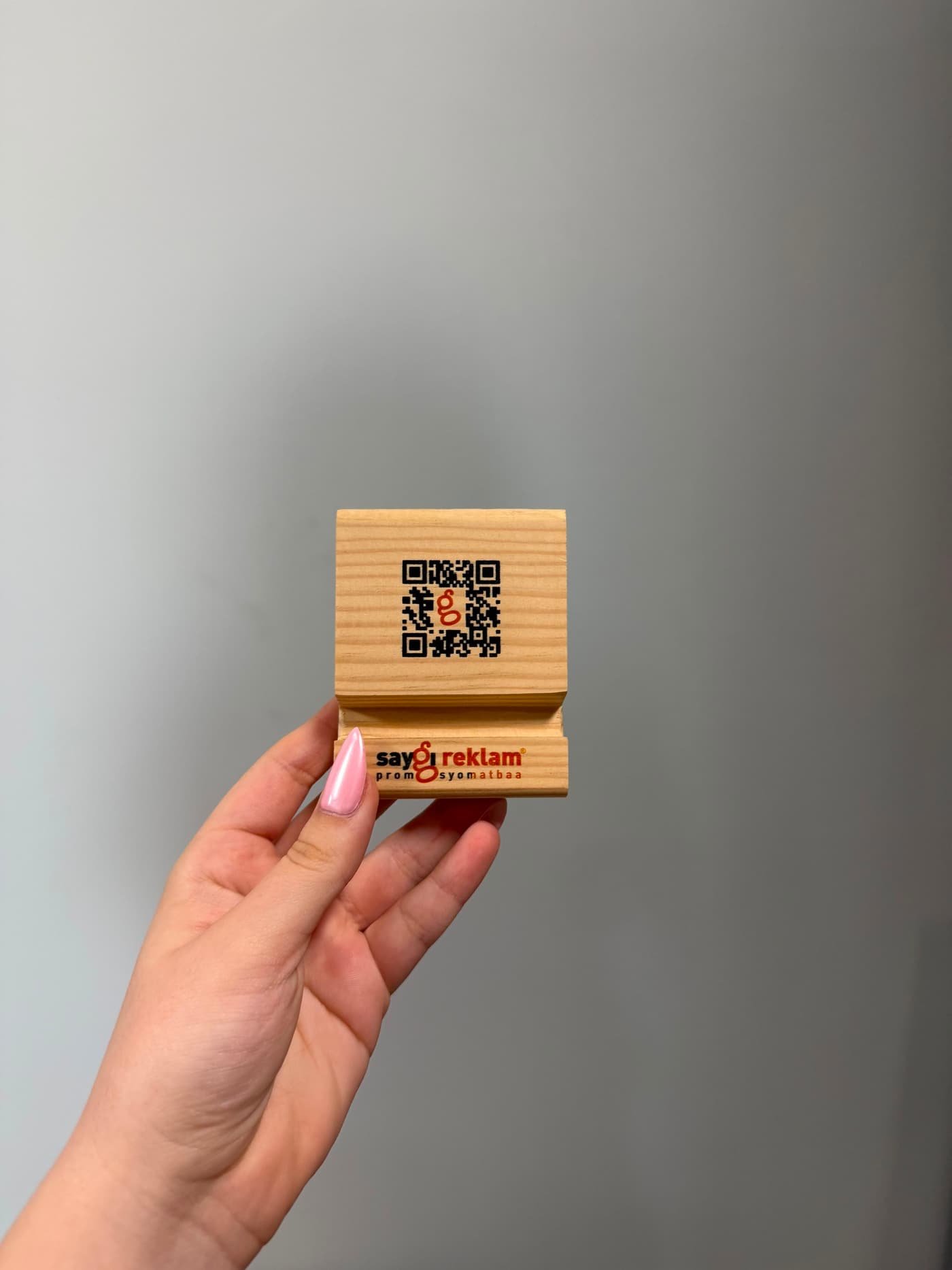 Saygı Reklam — taxta QR telefon stendi — Promo çapı, Print Group Bakı